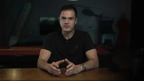 Quadro real da aula Como lidar com o erro do seu filho, com o Thiago falando para a câmera